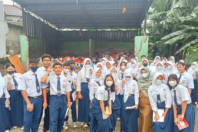 Siswa SMPN 5 Depok sambangi TPS Beji Timur dalam kegiatan P5 (ANDIKA EKA/RADAR DEPOK)