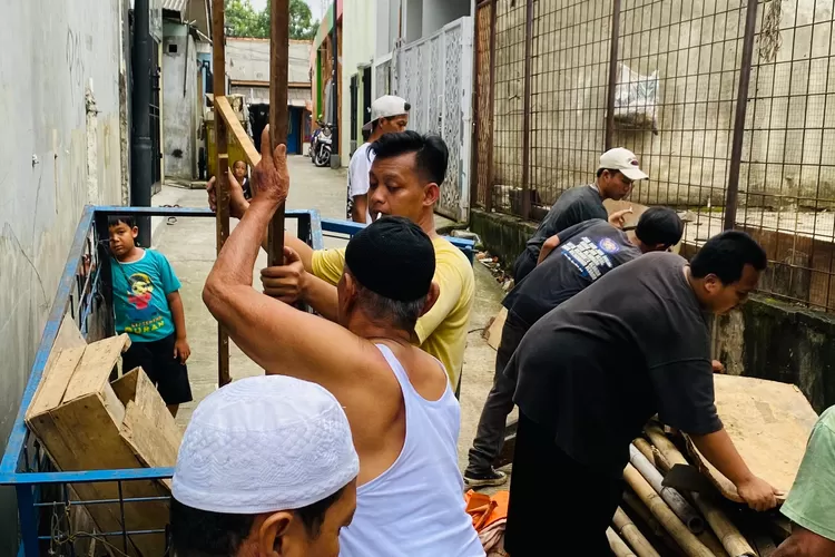 BAHU MEMBAHU : Gotong Royong kerja bakti Karang Taruna RW14 Jalan Masjid lio RT 4/14 Kelurahan Depok, Kecamatan Pancoranmas, Minggu (2/2).  (RISKY DWI LESTARI/RADAR DEPOK)