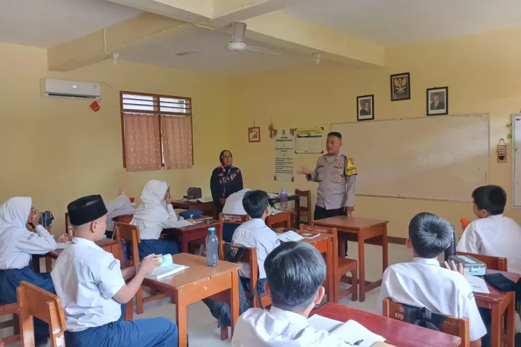 Bhabinkamtibmas Kelurahan Cisalak, Aiptu Suhendro Prawoto memberikan sosialiasi pada program Police Go To School di SMP Muhammadiyah Cisalak, Senin (3/2/2025) (ANDIKA EKA/RADAR DEPOK)
