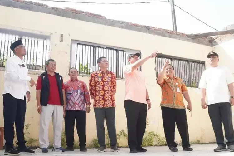 Proses pengecekan gedung SDN Kedaung saat terkena musibah angin puting beliung, beberapa waktu lalu (DOKUMEN DISDIK KOTA DEPOK)