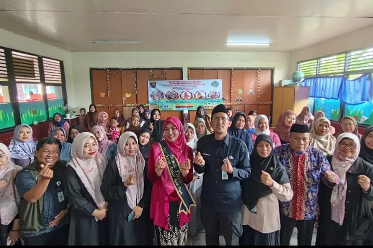 SAMBUTRAMADAN : Lurah Duren Mekar, Ari Andriana (tengah) dalam kegiatan Tarhib Ramadhan oleh Bunda PAUD Duren Mekar di SD Negeri 03 Duren Seribu Jalan H. Niing, RT 02 RW 04, Kelurahan Duren Mekar, Kecamatan Bojongsari, Selasa (4/2). (RISKY DWI LESTARI/RADAR DEPOK)