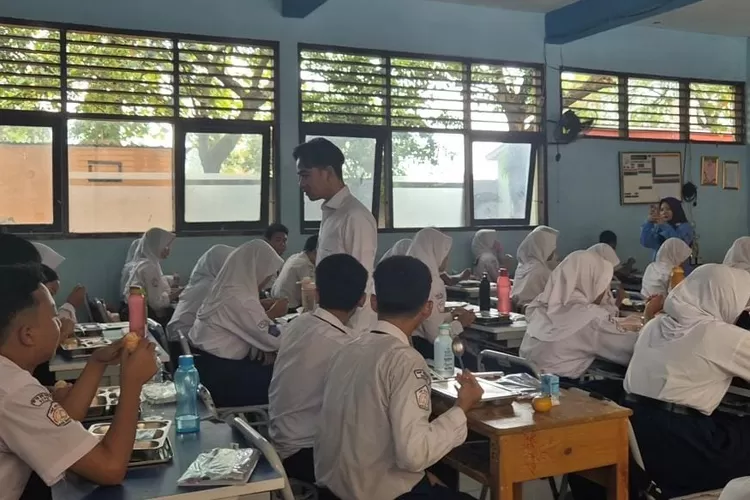 Wakil Presiden RI, Gibran Rakabuming Raka meninjau langsung program MBG di SMAN 4 Depok, kemarin (DOKUMEN SEKOLAH)