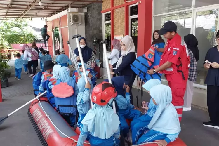 Sejumlah siswa dari TKIT Mutiara Hikmah Cilodong berkunjung ke PMI Kota Depok, beberapa waktu lalu. (DOKUMEN PMI DEPOK)