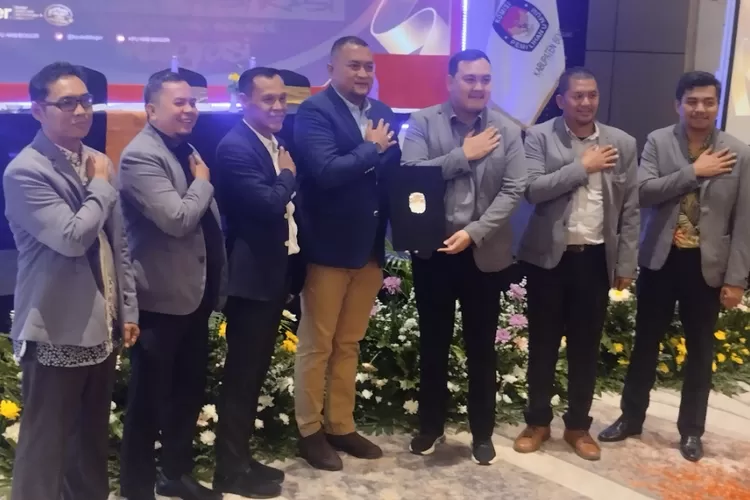 Rudy Susmanto dan Jaro Ade menerima salinan penetapan sebagai bupati dan wakil bupati Bogor terpilih dalam rapat pleno terbuka KPU Kabupaten Bogor pada Rabu, 5 Februari 2025. (Diki Wahyudi)