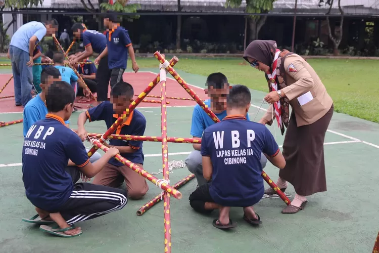 Lapas Kelas IIA Cibinong atau Lapas Cibinong menggelar kegiatan latihan Pramuka, yang merupakan salah satu program pembinaan kepribadian bagi warga binaan, dengan bekerjasama dengan Kwartir Cabang (Kwarcab) Kabupaten Bogor, Kamis (6/2).