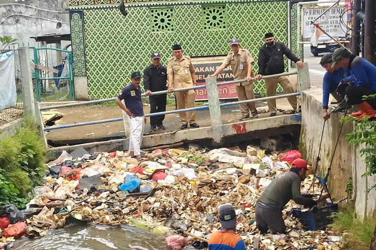 MENINJAU : Lurah Mampang, Darmawansyah bersama jajaran saat meninjau pengangkutan sampah di Jalan Pramuka 2 RT 3/2 samping masjid Jami&rsquo; Al-Istiqomah Kelurahan Mampang, Kecamatan Pancoranmas, Rabu (5/2).  (RISKY DWI LESTARI/RADAR DEPOK)