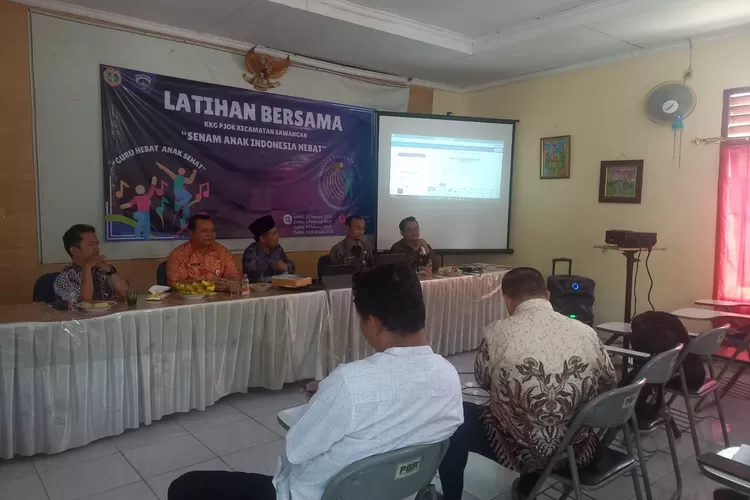 Prosesi pembentukan kepanitiaan LLP di sekretariat PGRI Sawangan pada Jumat (7/2). (ISTIMEWA)
