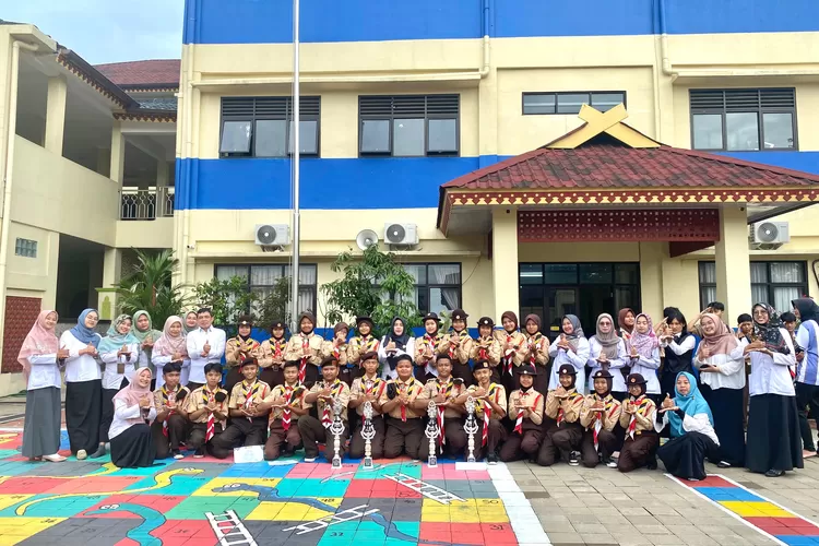 Foto bersama anggota Pramuka SMPN 29 Depok usai melaksanakan kegiatan perlombaan di Kota Depok, beberapa waktu lalu. (ANDIKA EKA/RADAR DEPOK)