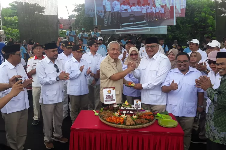 Ketua DPC Partai Gerindra Kota Depok, Pradi Supriatna (pakai peci hitam) berjabat tangan dengan Ketua DPD Partai Gerindra Jawa Barat, Amir Mahpud, saat puncak perayaan ulang tahun ke-17 Partai Gerindra, di lapangan terbuka, dekat SMKN 2 Depok, Kelurahan/Kecamatan Sawangan, Minggu (9/2). (JUNIOR/RADAR DEPOK)
