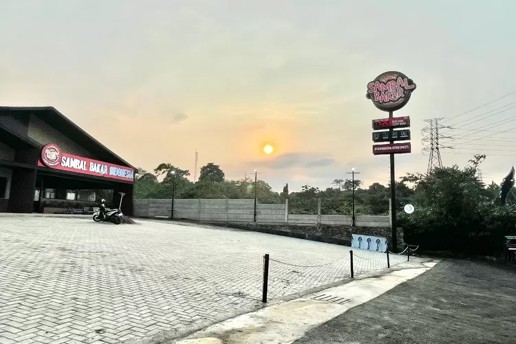 BANDEL : Gerbang utama Sambal Bakar Indonesia, Grand Depok City (GDC), Kota Depok, bersih dari garis kuning Satpol PP dicopot sendiri, Minggu (9/2). (RISKY DWI LESTARI/RADAR DEPOK)