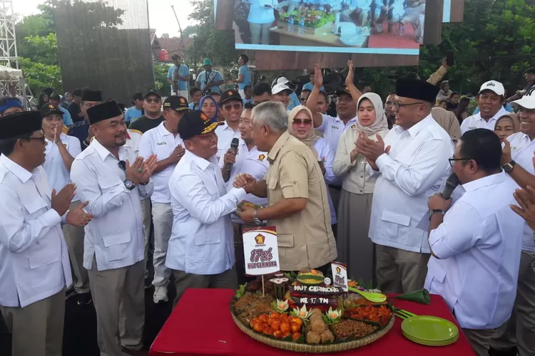 Ketua DPD Partai Gerindra Jawa Barat, Amir Mahpud bersalaman dengan  Walikota Depok terpilih 2025-2030, Supian Suri, yang secara resmi menjadi kader Partai Gerindra, saat puncak perayaan ulang tahun ke-17 Partai Gerindra, di Sawangan, Depok, Minggu (9/2).  (JUNIOR/RADAR DEPOK)