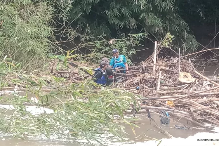 PEDULI LINGKUNGAN : Pemuda Pemudi Curug bebersih sampah dan sekitar Sungai Curugan Air Terjun RT5/9 Kelurahan Curug, Kecamatan Bojongsari, Minggu (9/2).  (RISKY DWI LESTARI/RADAR DEPOK)