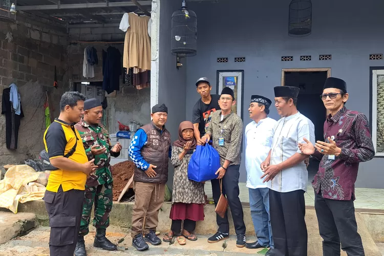PEDULI SESAMA : Camat Bojongsari Rijal Farhan (kiri) dan Lurah Duren Mekar Ari Andriana (tengah) bersama elemen ASN menyerahkan bantuan sosial kepada Irmah pedagang sayur di kediamannya, Kelurahan Duren Mekar, Jumat (7/2).  (RISKY DWI LESTARI/RADAR DEPOK)