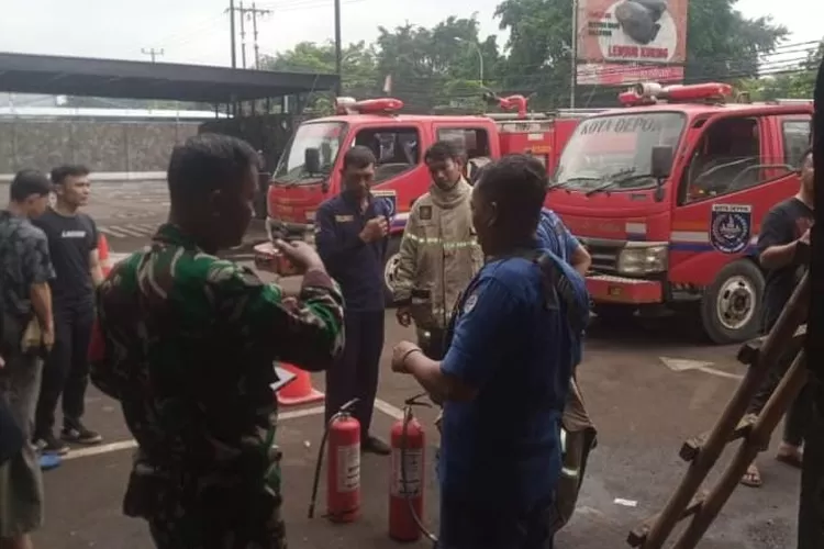 Suasana pemadaman api di RM Jalan Raya Bogor, Kelurahan Sukamaju, Kecamatan Cilodong, Kota Depok, Senin (10/2). (AGNESYA WIANDA/RADAR DEPOK)