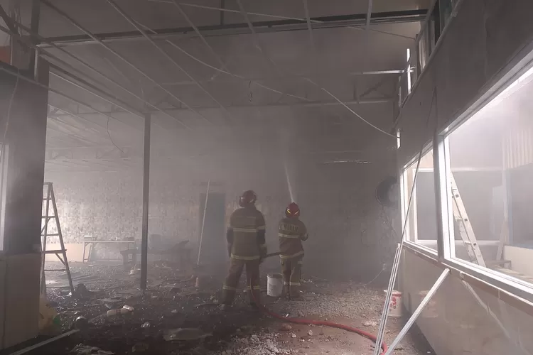 Suasana Damkar Kota Depok, memadamkan api di Jalan Raya Radar Auri, Kelurahan Cisalak Pasar, Kecamatan Cimanggis, Kota Depok, Minggu (9/2). (DOKUMEN DAMKAR KOTA DEPOK)