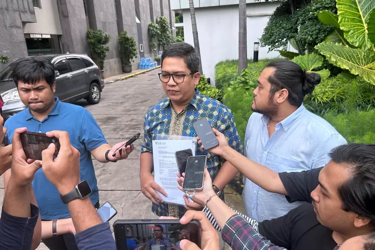 Kuasa hukum mantan anggota Bawaslu, Agustiani Tio Fridelina, Army Mulyanto mendatangi Gedung KPK, Senin (10/2).