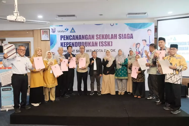 Para perwakilan 12 sekolah tingkat SMP dan MTs di Kota Depok yang dicanangkan menjadi SSK dengan Walikota Depok, Mohammad Idris, beberapa waktu lalu. (DOKUMEN SEKOLAH)
