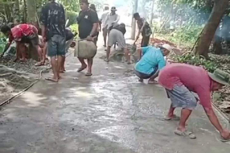 GUYUB : Suasana saat warga RW1 Kelurahan Duren Mekar, Kecamatan Bojongsari, bergotong royong memperlebar dan mengecor jalan lingkungan secara swadaya (RISKY DWI LESTARI/RADAR DEPOK)