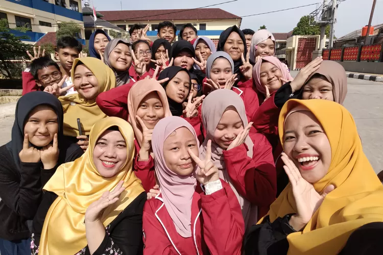 Pelajar SMPN 29 Depok saat foto bersama usai melakukan Isra Miraj Nabi Muhammad SAW bersama seluruh civitasnya (ANDIKA EKA/RADAR DEPOK)