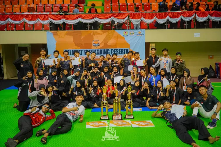 Para pelajar SMP Negeri 9 Depok saat meninjukan medali dan piala dalam kejuaran pencak silat (DOKUMEN SEKOLAH)