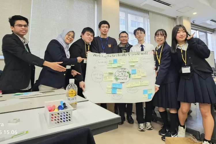 Kepala SMA Negeri 9 Depok, Lely Ersastrim (berhijab) yang menjadi Delegasi Indonesia pada kegiatan Twincle Program For Educational and High School Students Research di Universitas Chiba Jepang, 7-10 Februari 2025 (DOKUMEN PRIBADI)