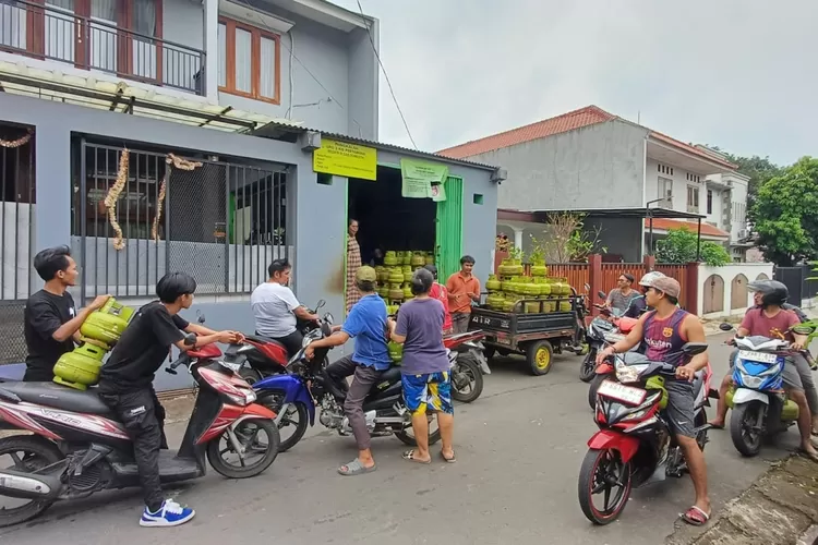 ANTRE : Masyarakat yang mengantre beli gas 3 kilogram di Kota Depok. (ALDY RAMA/RADAR DEPOK)