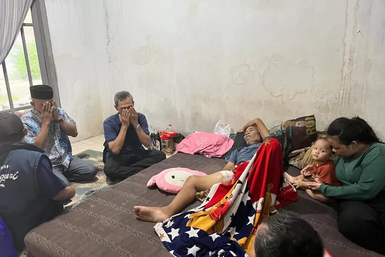 PEDULI SESAMA : Kasi Ekbang Kecamatan Bojongsari Iwan (tengah) bersama elemen ASN menyerahkan bantuan sosial kepada warga di Jalan Ali Andong RT2/11 Kelurahan/Kecamatan Bojongsari, Jumat (14/2/2025) (RISKY DWI LESTARI/RADAR DEPOK)