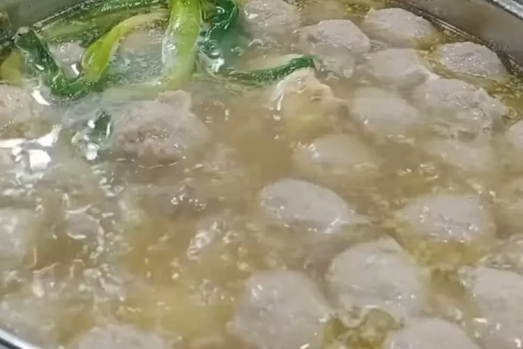 Resep kuah bakso bening untuk acara kumpul-kumpul (Tangkapan layar Youtube Resep Erlita)