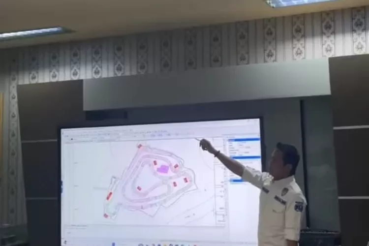 Ketua Pencab Ikatan Motor Indonesia (IMI) Kabupaten Bogor Aan Trian Al Muharom saat memaparkan rencana pembangunan Sirkuit Road Race Rumpin pada ekspos dengan Dispora (DOKUMEN NARASUMBER)