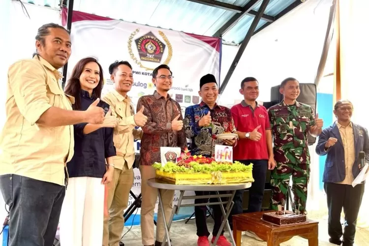 Ketua DPRD Kota Depok, Ade Supriyatna (tengah) sedang menerima penghargaan dari PWI Kota Depok, pada perayaan HPN 2025.