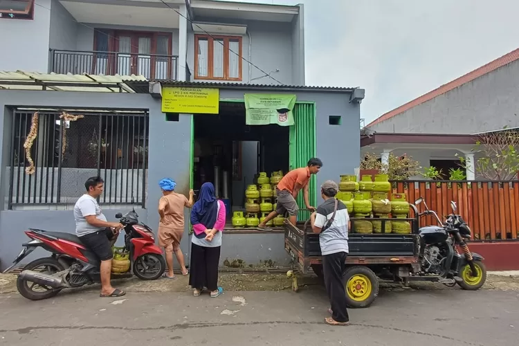 ANTRE : Masyarakat yang mengantre beli gas 3 kilogram di Kota Depok. (ALDY RAMA/RADAR DEPOK)