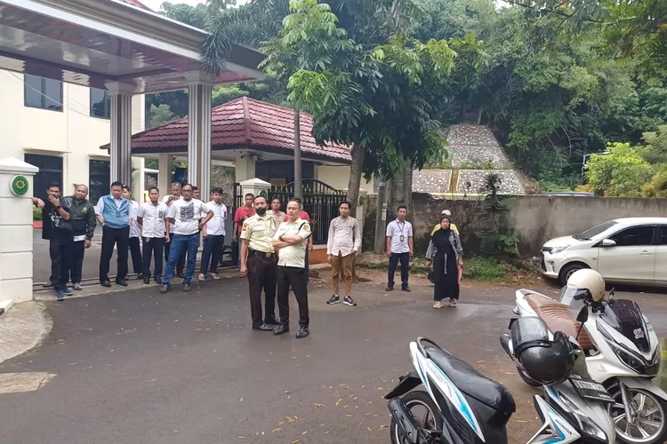 Suasana ramai usai persidangan kasus kekerasan anak Sukmajaya, karena keluarga korban mendapatkan intimidasi, di depan Gedung PN Depok, Kelurahan Kalimulya, Kecamatan Cilodong, Senin (17/2). (ANDIKA EKA/RADAR DEPOK)