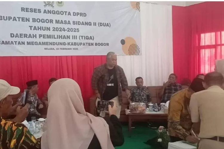 Anggota DPRD Kabupaten Bogor melakukan Reses Masa Sidang I 2025, di Megamendung, berjalan riuh, Selasa (18/2). masyarakat mendesak adanya peningkatan sarana jalan, sampai fasilitas pendidikan.