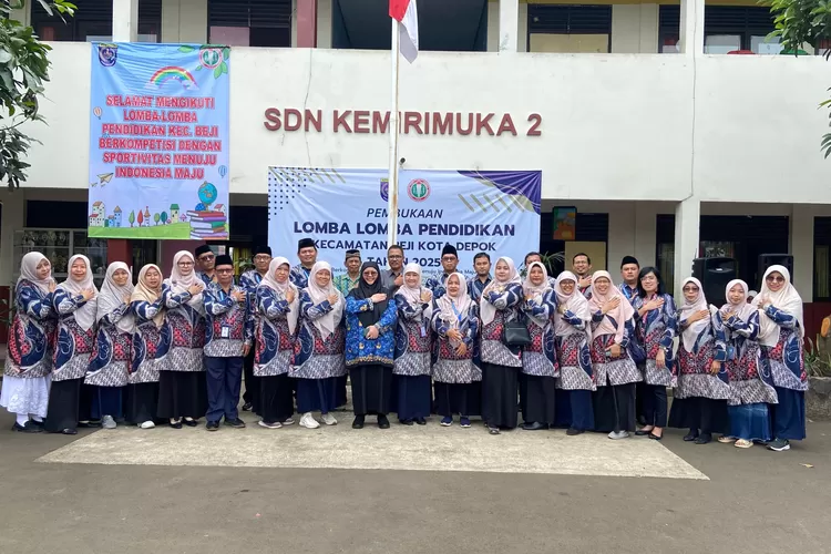 Kepala Disdik Depok, Siti Chaerijah Aurijah membuka kegiatan LPP di salah satu sekolah di Kecamatan Beji, Kota Depok. (ANDIKA EKA/RADAR DEPOK)