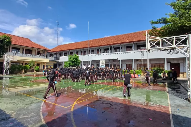 Tampak depan gedung sekolah SMAN 6 Depok, yang terletak di Jalan Raya Limo, kelurahan Meruyung, Kecamatan Limo. (ANDIKA EKA/RADAR DEPOK)