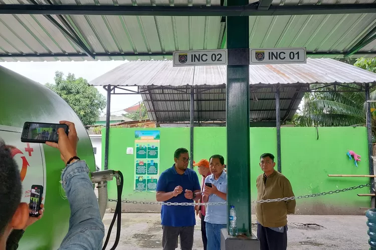 TUTUPPENGOPERASIAN : Wakil Walikota Depok, Chandra Rahmansyah (tengah), saat meninjau mesin incinerator di Jalan Merdeka, Sukmajaya, Sabtu (22/2) sore. (DOKUMEN PEMKOT DEPOK)