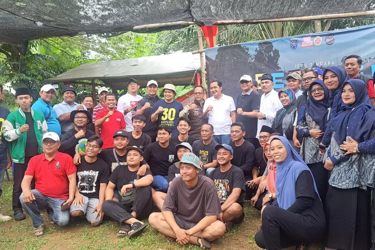 BERSINERGITAS : Karang Taruna Kecamatan Bojongsari dan warga bersama Elemen ASN dalam kegiatan bersih bersih di Setu Tujuh Muara Bojongsari. Minggu (23/2). Wakil Walikota Depok, Chandra Rahmansyah turut datang. (RISKY DWI LESTARI/RADAR DEPOK)