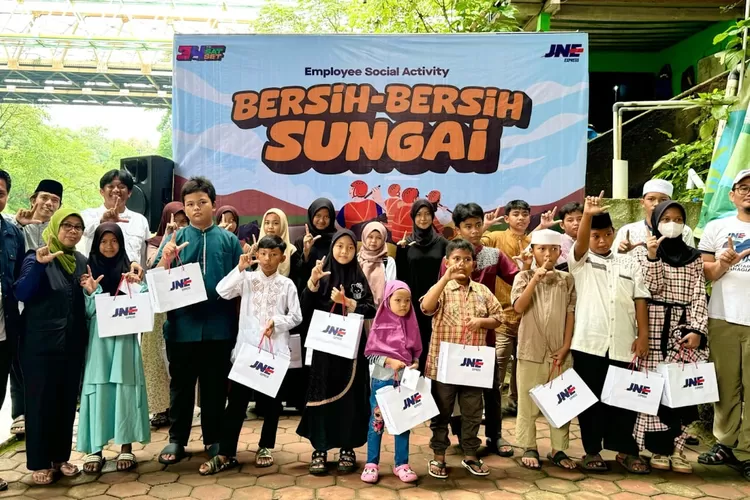 Pemberian santunan kepada anak-anak yatim piatu dari Yayasan Nadwatul Ummah Depok