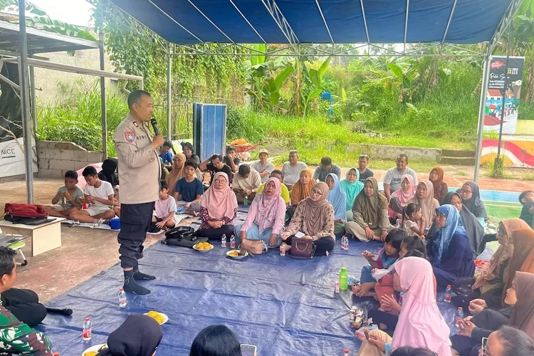 Sosialisasi PKK Pontir dan Pokja 1 di Lapangan Voli RT8/12 Vila Pamulang Kelurahan Pondok Petir, Kecamatan Bojongsari, Kota Depok, Minggu (23/2). (RISKY DWI LESTARI/RADAR DEPOK)