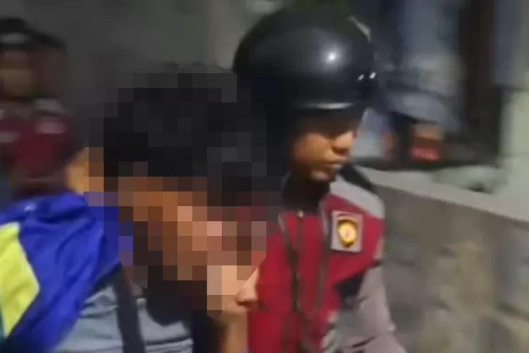 DIAMANKAN : Remaja yang hendak tawuran diamankan di Jalan Tanah Baru Kampung Jemblongan oleh Patroli Presisi Polsek Pancoranmas, Senin (24/2).