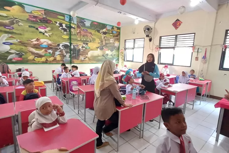 ILUSTRASI : Pembelajaran di salah satu sekolah di Depok (ANDIKA EKA/RADAR DEPOK)