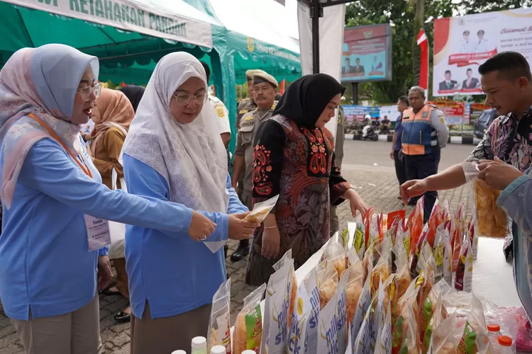 Kegiatan bazar yang diadakan DWP Kabupaten Bogor. (ISTIMEWA)