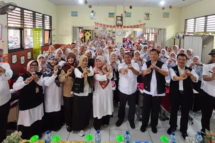 Foto bersama usa i melaksanakan pelatihan transisi Paud ke SD di salah satu SD di Kecamatan Cilodong.