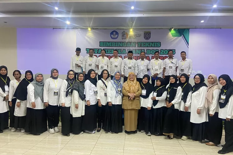 Kadisdik Kota Depok, Siti Chaerijah Aurijah memberikan materi kepada kepala sekolah dan bendahara terkait pengelolaan dana BOS, di Balaikota Depok (ANDIKA EKA/RADAR DEPOK)