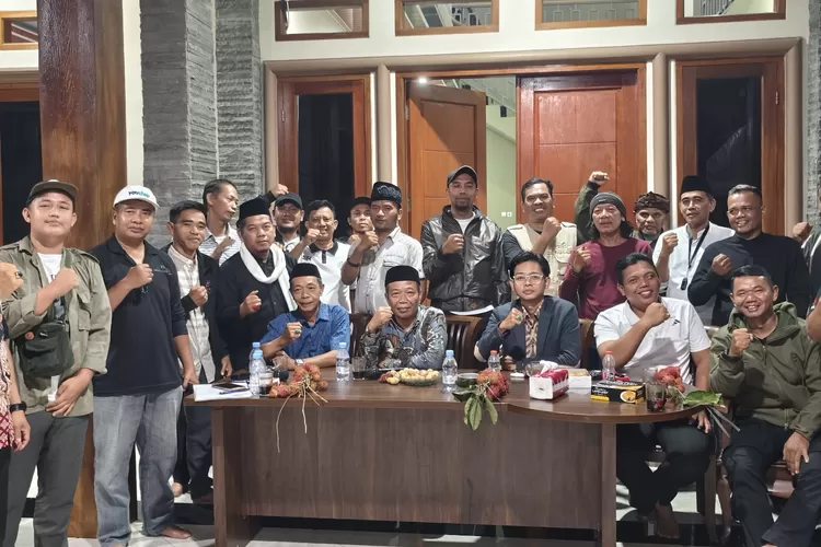 MENGHELAT : Musyawarah Anggota Komisi B DPRD Kota Depok, Deny Kartika bersama stakeholder Lurah, LPM, Kasipem di kantor Lembaga Pemberdayaan Masyarakat (LPM) Kelurahan Curug, Kecamatan Bojongsari (RISKY DWI LESTARI/RADAR DEPOK)