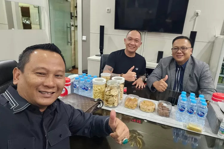 Ketua Komisi B DPRD Kota Depok, Hamzah (depan) bersama pengusaha Jhon LBF dan Anggota Komisi I DPRD Jawa Barat, Pradi Supriatna (pakai kacamata)