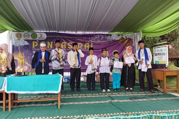 Pembagian piala pada juara dalam kegiatan Pentas PAI, di SDN Mekarjaya 1, Jalan Flamboyan VII, Kelurahan Mekarjaya, Kecamatan Sukmajaya. (ANDIKA EKA/RADAR DEPOK)