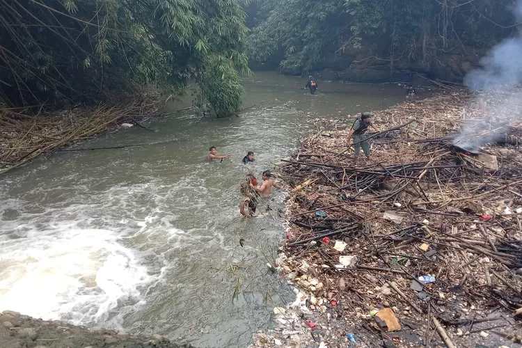 GIAT : Komunitas P3C dan Aliansi Sabojong gotong royong bebersih sungai lanjutan tahap III di Curugan Wadonan Jalan Raya Curug Topik RT5/9 Kelurahan Curug, Kecamatan Bojongsari (RISKY DWI LESTARI/RADAR DEPOK)