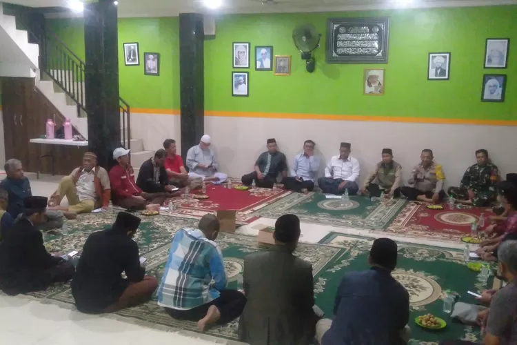 Rapat Koordinasi Tingkat RW di halaman rumah Ketua RW19 H Anwar Syahdat Kelurahan Pondok Petir, Kecamatan Bojongsari, Senin (24/2). (RISKY DWI LESTARI/RADAR DEPOK)