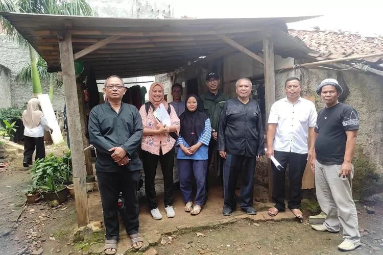 Kasi Ekbang Kelurahan Kedaung Amir Syaifullah (kiri) dan Sekretaris Kelurahan Kedaung (kanan) dalam peninjauan survei Rumah Tidak Layak Huni (RTLH). (RISKY DWI LESTARI/RADAR DEPOK)